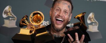 Na snímke Jelly Roll pózuje s cenou Grammy za najlepší country album "Beautifully Broken"