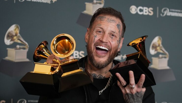 Na snímke Jelly Roll pózuje s cenou Grammy za najlepší country album "Beautifully Broken"
