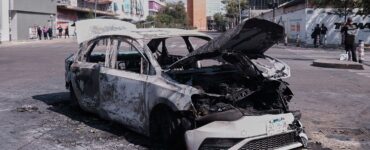 Na snímke auto po požiari na ceste v Guadalajare v štáte Jalisco na západnom pobreží Mexika