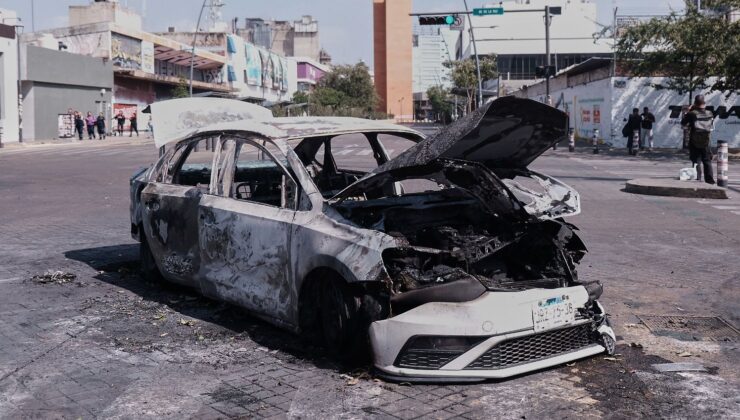 Na snímke auto po požiari na ceste v Guadalajare v štáte Jalisco na západnom pobreží Mexika