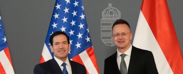 Americký minister zahraničných vecí Marco Rubio (vľavo) a maďarský minister zahraničných vecí Péter Szijjártó
