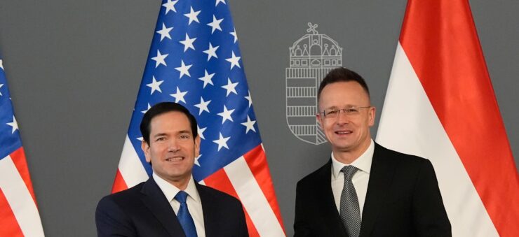 Americký minister zahraničných vecí Marco Rubio (vľavo) a maďarský minister zahraničných vecí Péter Szijjártó