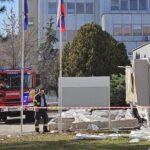 Z budovy Klientskeho centra na Záhradníckej ulici v Komárne spadla časť strechy