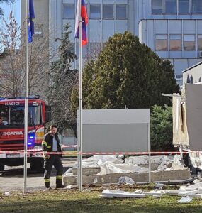 Z budovy Klientskeho centra na Záhradníckej ulici v Komárne spadla časť strechy