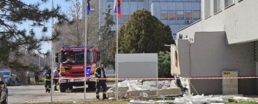 Z budovy Klientskeho centra na Záhradníckej ulici v Komárne spadla časť strechy