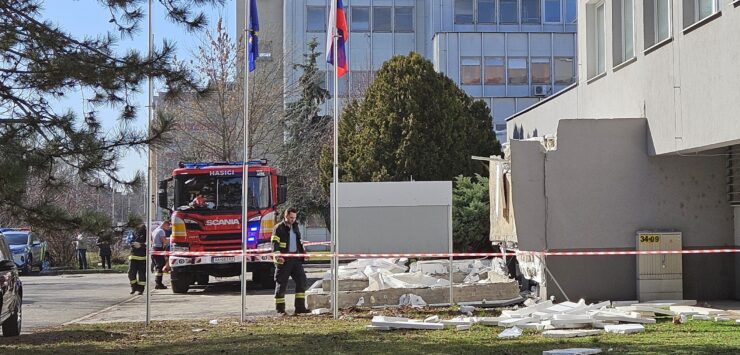 Z budovy Klientskeho centra na Záhradníckej ulici v Komárne spadla časť strechy
