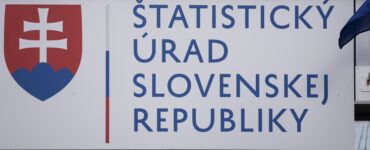 Na snímke tabuľa s logom na budove, v ktorej sídli Štatistický úrad SR