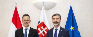Na snímke zľava maďarský minister zahraničného obchodu a zahraničných vecí Péter Szijjártó a minister zahraničných vecí a európskych záležitostí SR Juraj Blanár (Smer- SD)