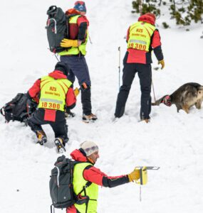 Na archívnej snímke záchranári HZS