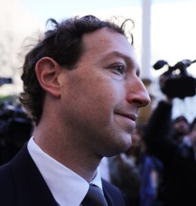 Na snímke zakladateľ Facebooku Mark Zuckerberg