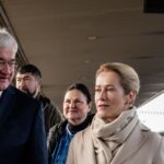 Na snímke šéfka únijnej diplomacie Kaja Kallasová a ukrajinský minister zahraničných vecí Andrij Sybiha sa vítajú na železničnej stanici v Kyjeve