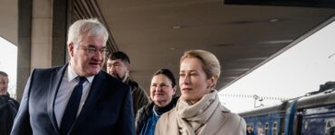 Na snímke šéfka únijnej diplomacie Kaja Kallasová a ukrajinský minister zahraničných vecí Andrij Sybiha sa vítajú na železničnej stanici v Kyjeve