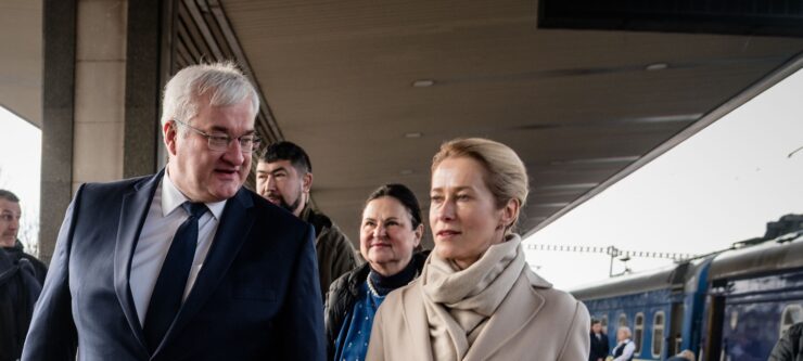 Na snímke šéfka únijnej diplomacie Kaja Kallasová a ukrajinský minister zahraničných vecí Andrij Sybiha sa vítajú na železničnej stanici v Kyjeve