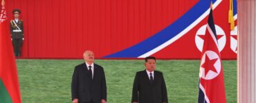Severokórejsky vodca Kim Čong-un (vpravo) a bieloruský prezident Alexandr Lukašenko