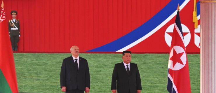Severokórejsky vodca Kim Čong-un (vpravo) a bieloruský prezident Alexandr Lukašenko