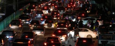 Na snímke hustá premávka po tom, čo obyvatelia utekajú po útokoch izraelskej armády z južnej časti libanonskej metropoly