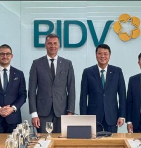 Foto počas oficiálnej návštevy slovenskej vládnej delegácie vo Vietname