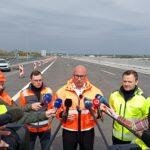 Na snímke uprostred minister dopravy SR Jozef Ráž (nominant Smer-SD)