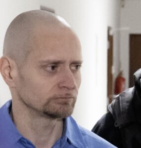 obžalovaný Miroslav M. prichádza na súdne pojednávanie