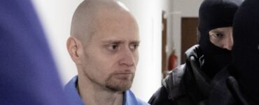 obžalovaný Miroslav M. prichádza na súdne pojednávanie