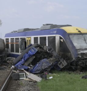 Dopravná nehoda osobného vlaku s kamiónom na železničnom priecestí