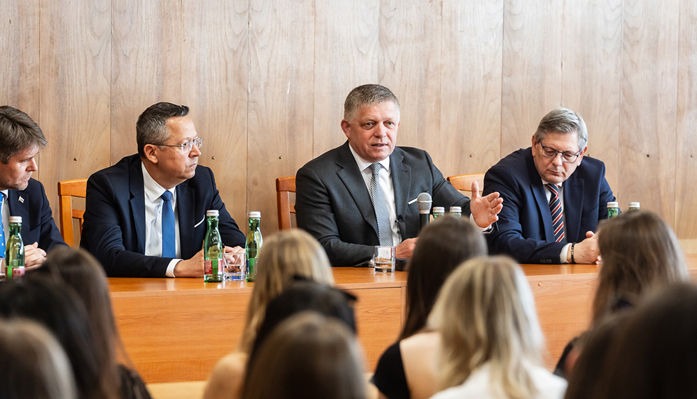 Fico diskutoval s vysoko&scaron;kol&aacute;kmi v Ko&scaron;iciach. Pri&scaron;lo rekordn&yacute;ch takmer 150 &scaron;tudentov | Dom&aacute;ca politika
