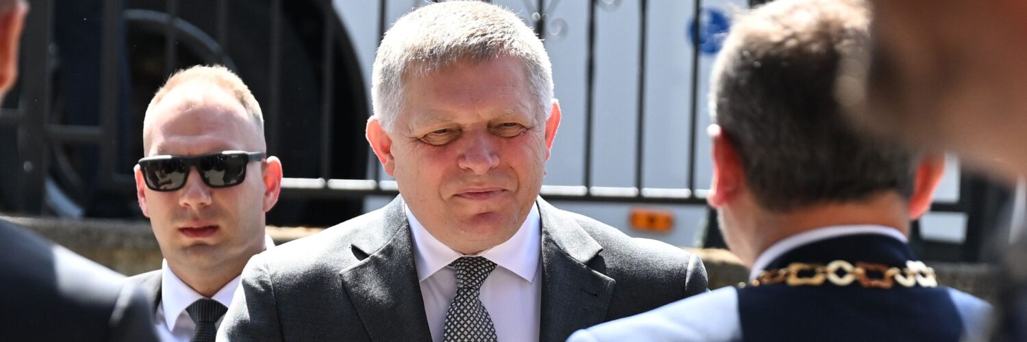 Na snímke predseda vlády SR Robert Fico (Smer–SD) prichádza na výjazdové rokovanie vlády SR v obci Haniska v okrese Košice-okolie