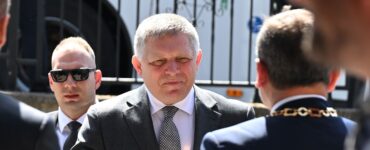 Na snímke predseda vlády SR Robert Fico (Smer–SD) prichádza na výjazdové rokovanie vlády SR v obci Haniska v okrese Košice-okolie