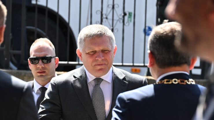 Na snímke predseda vlády SR Robert Fico (Smer–SD) prichádza na výjazdové rokovanie vlády SR v obci Haniska v okrese Košice-okolie