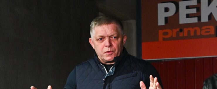 Predseda vlády SR Robert Fico na nočnej zmene v pekárni v Bánovciach nad Bebravou
