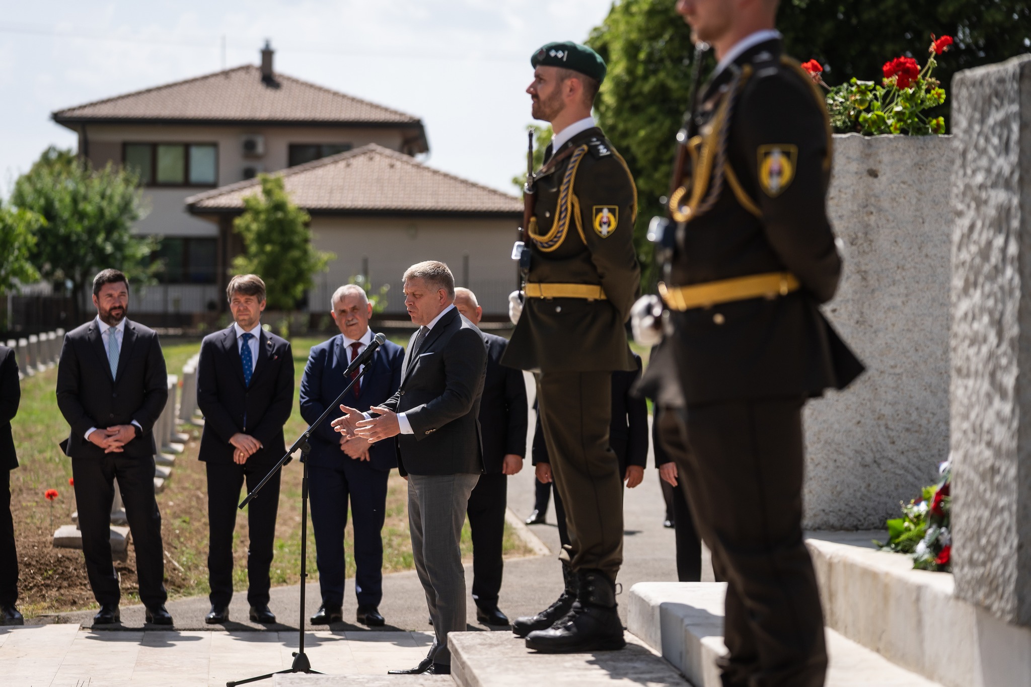 Pam&auml;tn&iacute;ky maj&uacute; byť otvoren&yacute;m priestorom pre život, vyhl&aacute;sil premi&eacute;r Fico |