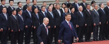 Ruský prezident Vladimir Putin a jeho čínsky náprotivok Si Ťin-pching počas uvítacej ceremónie v Pekingu