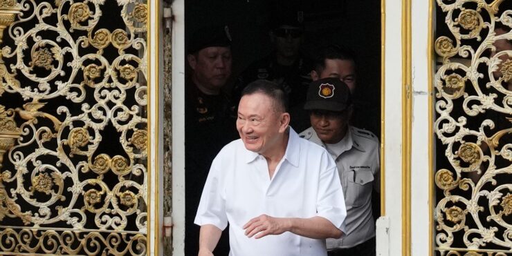 Bývalý thajský premiér Thaksin Šinavatra vychádza z väznice