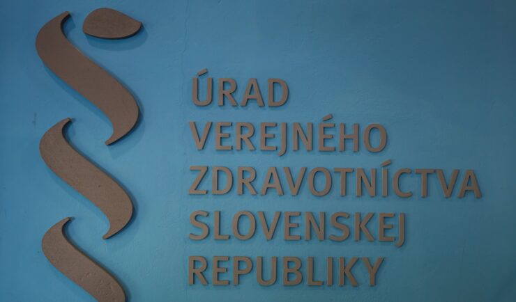 logo v budove, v ktorej sídli Úrad verejného zdravotníctva (ÚVZ) SR
