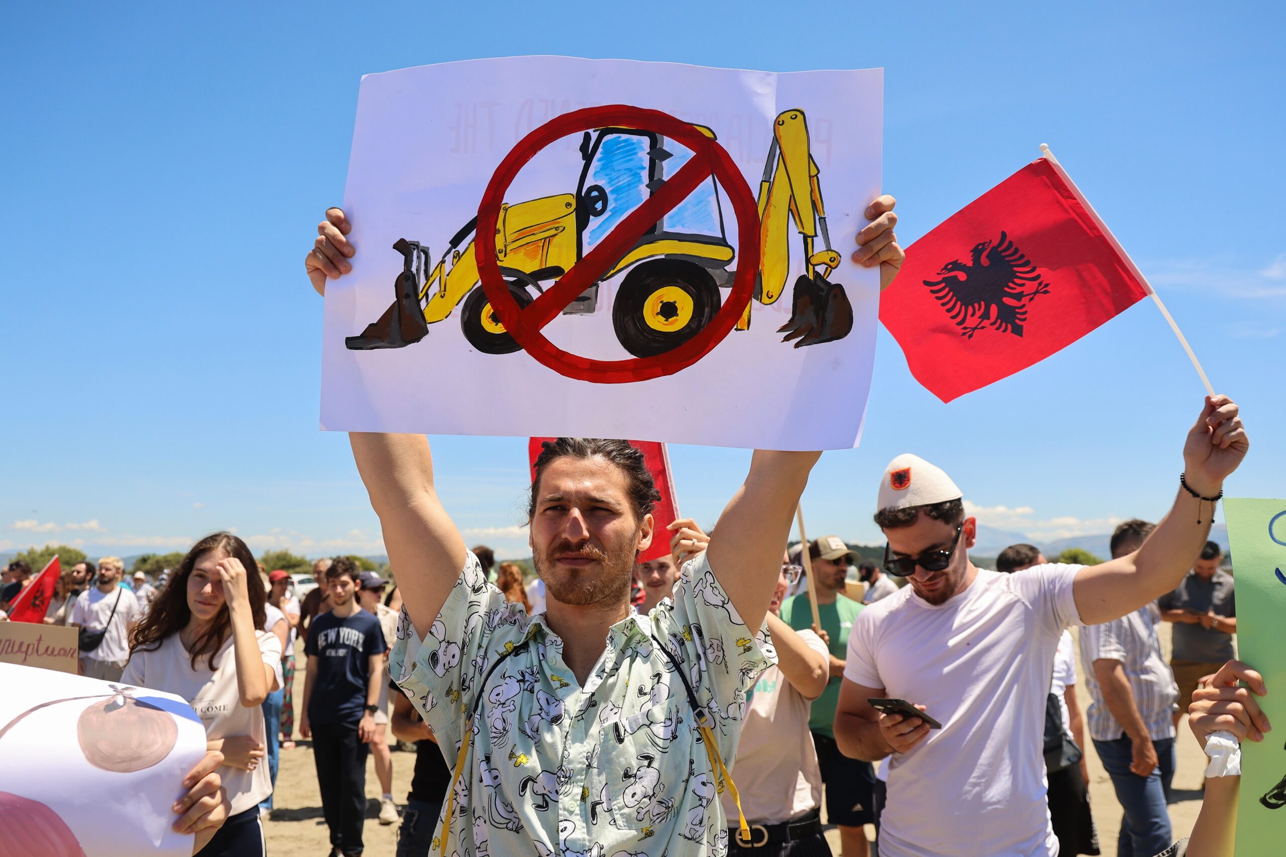 Epsteinov ostrov 2.0? V Alb&aacute;nsku neut&iacute;chaj&uacute; protesty proti v&yacute;stavbe letoviska, za ktorou je Trumpov zať | Spr&aacute;vy zo zahraničia