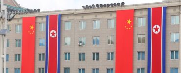 Na snímke budovu zdobia vlajky Číny (vľavo a druhá sprava) a Severnej Kórey v severokórejskej metropole Pchjongjang