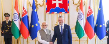 prezident SR Peter Pellegrini a predseda vlády Indie Nárendra Módí si podávajú ruky počas ich stretnutia v Prezidentskom paláci,
