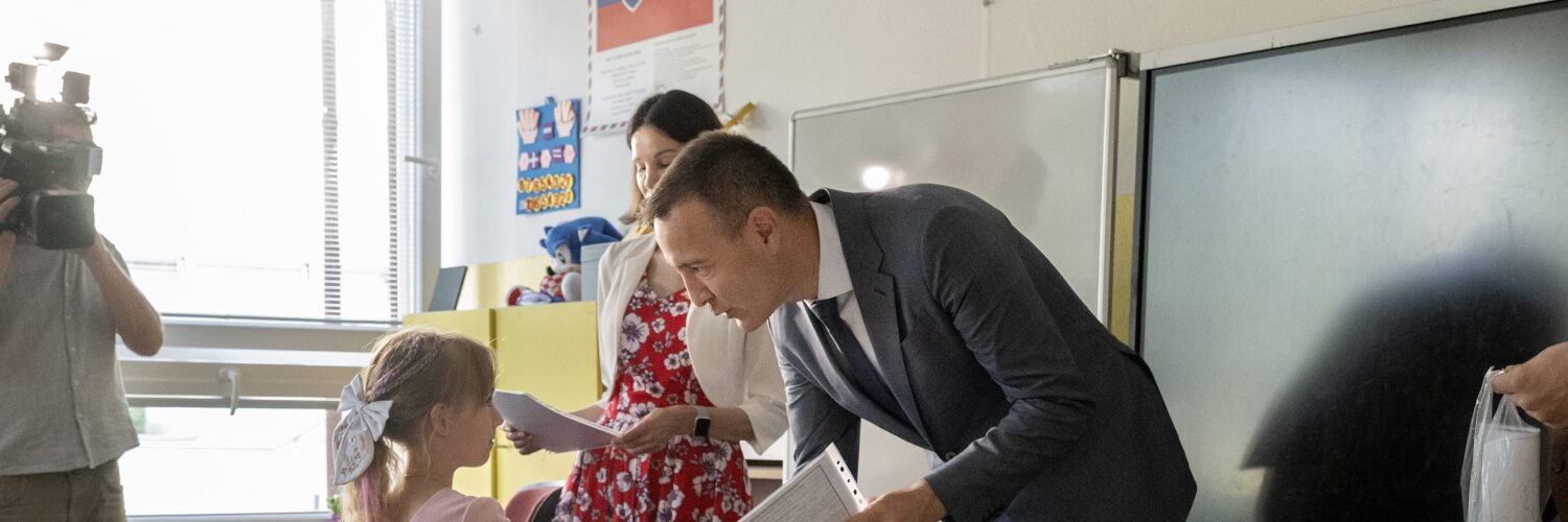 minister školstva, výskumu, vývoja a mládeže SR Tomáš Drucker počas odovzdávania koncoročných vysvedčení prvákom, zdroj: TASR