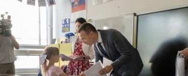 minister školstva, výskumu, vývoja a mládeže SR Tomáš Drucker počas odovzdávania koncoročných vysvedčení prvákom, zdroj: TASR