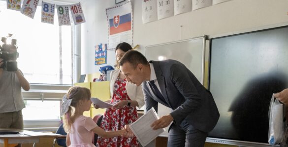 minister školstva, výskumu, vývoja a mládeže SR Tomáš Drucker počas odovzdávania koncoročných vysvedčení prvákom, zdroj: TASR