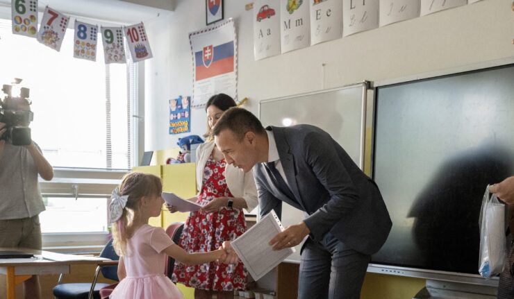 minister školstva, výskumu, vývoja a mládeže SR Tomáš Drucker počas odovzdávania koncoročných vysvedčení prvákom, zdroj: TASR
