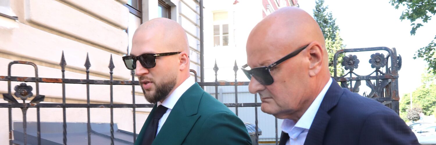 Na snímke obžalovaný bývalý šéf finančnej polície Bernard S. (vpravo) prichádza na pracovisko Špecializovaného trestného súdu (ŠTS) v Banskej Bystrici,