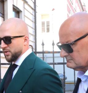 Na snímke obžalovaný bývalý šéf finančnej polície Bernard S. (vpravo) prichádza na pracovisko Špecializovaného trestného súdu (ŠTS) v Banskej Bystrici,