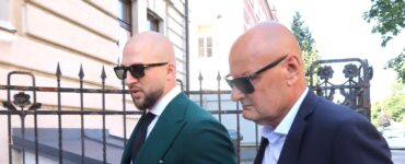 Na snímke obžalovaný bývalý šéf finančnej polície Bernard S. (vpravo) prichádza na pracovisko Špecializovaného trestného súdu (ŠTS) v Banskej Bystrici,