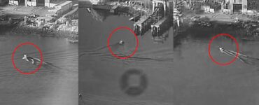 snímka z videa zverejnenej americkým centrálnym veliteľstvom americký vojenský útok dronmi z povrchových plavidiel v Hormuzskom prielive na prístav