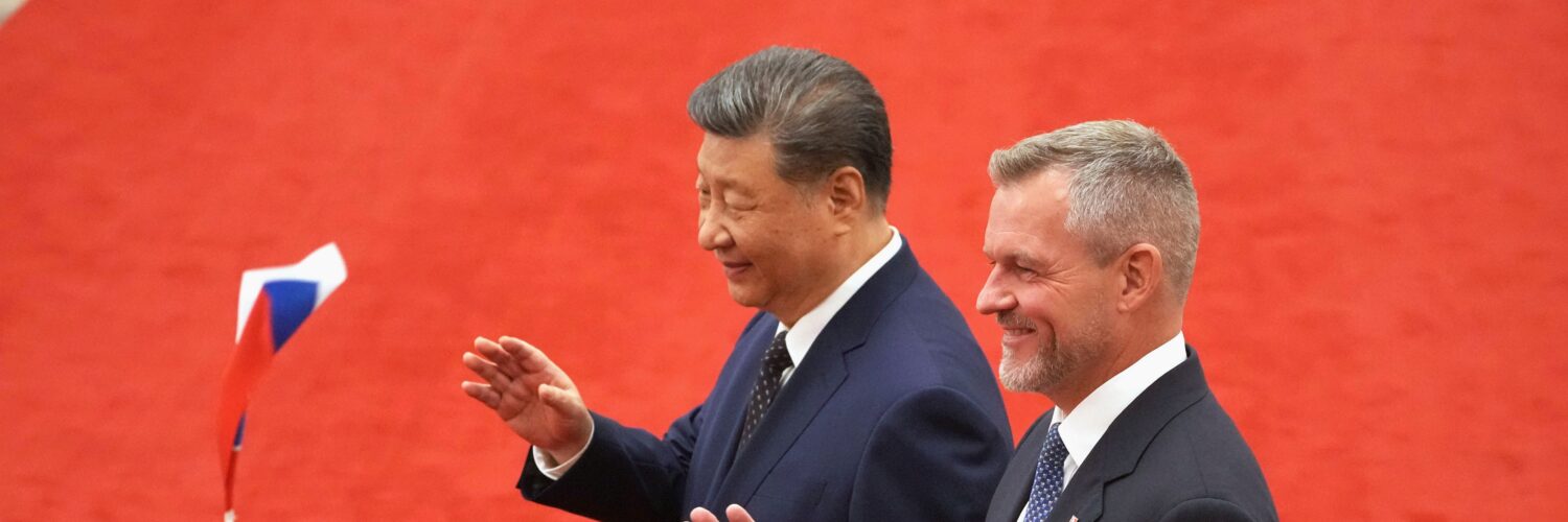 Slovenský prezident Peter Pellegrini (vpravo) a čínsky prezident Si Ťin-pching mávajú počas uvítacieho ceremoniálu v Pekingu