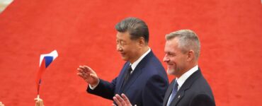 Slovenský prezident Peter Pellegrini (vpravo) a čínsky prezident Si Ťin-pching mávajú počas uvítacieho ceremoniálu v Pekingu