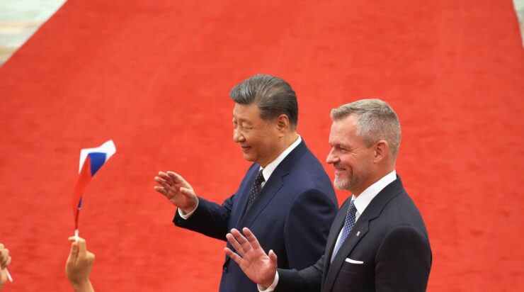 Slovenský prezident Peter Pellegrini (vpravo) a čínsky prezident Si Ťin-pching mávajú počas uvítacieho ceremoniálu v Pekingu