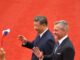 Slovenský prezident Peter Pellegrini (vpravo) a čínsky prezident Si Ťin-pching mávajú počas uvítacieho ceremoniálu v Pekingu