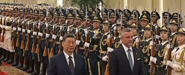 slovenský prezident Peter Pellegrini (vpravo) a čínsky prezident Si Ťin-pching